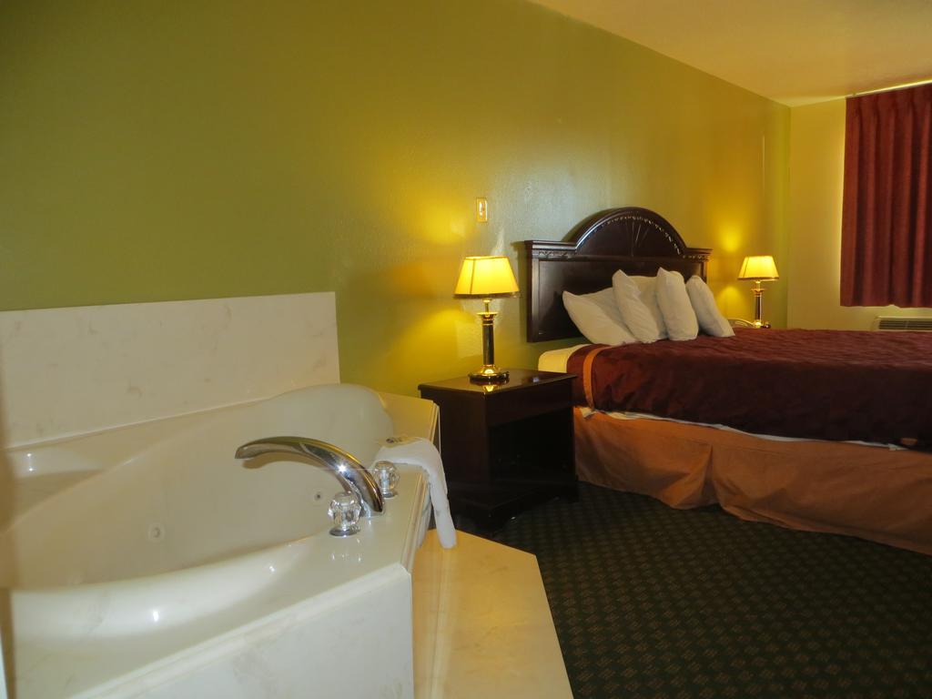 Americas Best Value Inn & Suites Hempstead Room photo